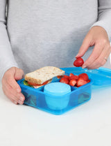 41685_1.25l_lunch_bentocube_lifestyle_bench_food_hands_open_blue