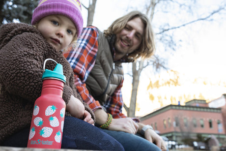 K12CNSIPPY-CS-T-SIPPY-HOLZ-Father Daughter Looking At Camera