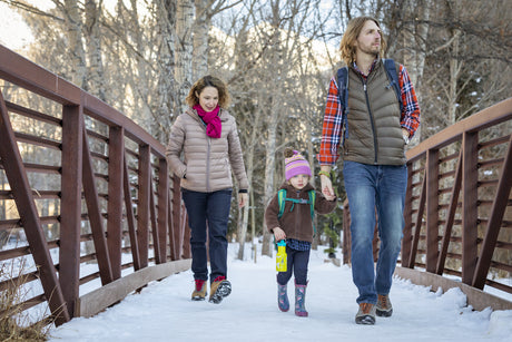 K12CNSIPPY-SI-T-SIPPY-HOLZ-Family Walking In Snow