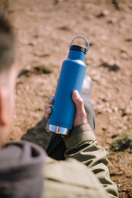 K20VCNPPL-RT-T-LOOP-GOROSTIETA-Holding Bottle Closeup 2